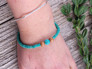Open image in slideshow, Turquoise beaded bracelet
