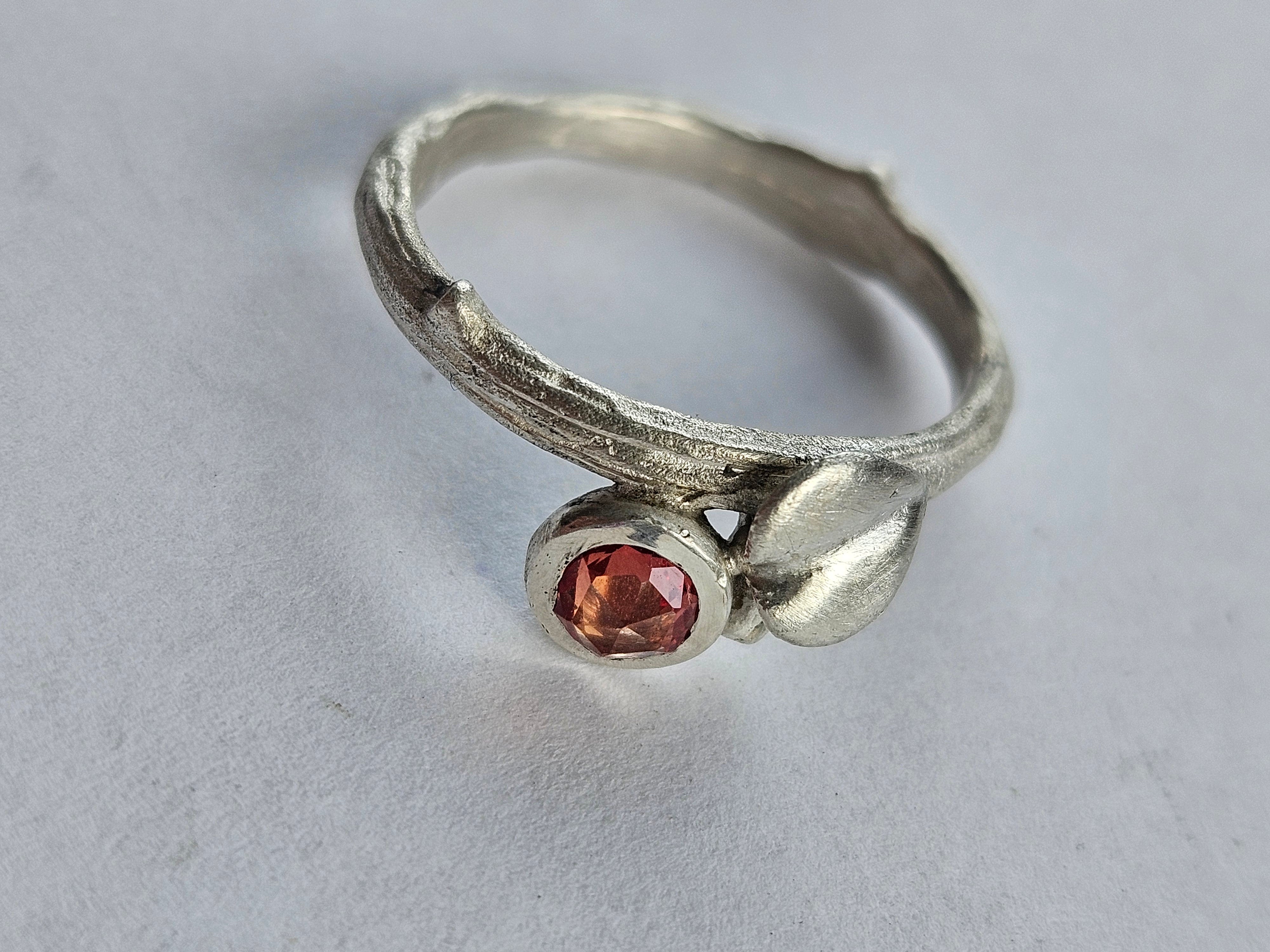 Single twig ring with Sapphire and leave