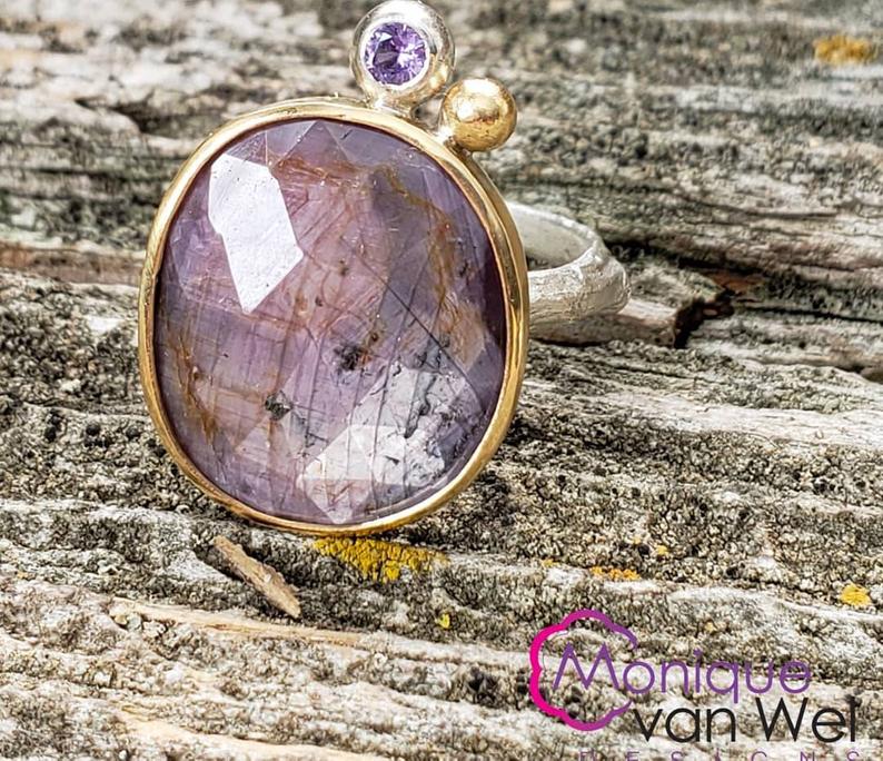 Purple/pink Sapphire Twig Ring in Sterling Silver with a 18k Yellow Gold Bezel